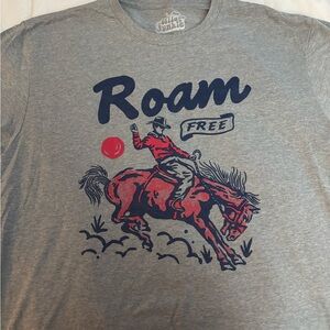 Roam Free Graphic Crewneck T-Shirt - Gray